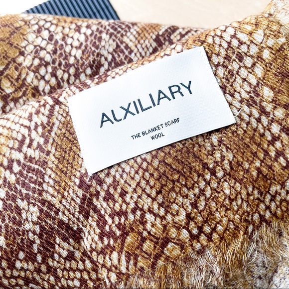 ARITZIA AUXILIARY Snakeskin Wool Blanket Scarf - Picture 3 of 4